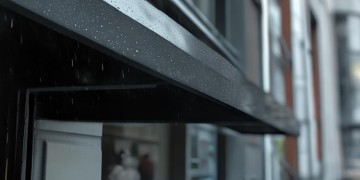 物业安装雨棚挡雨违法吗？
